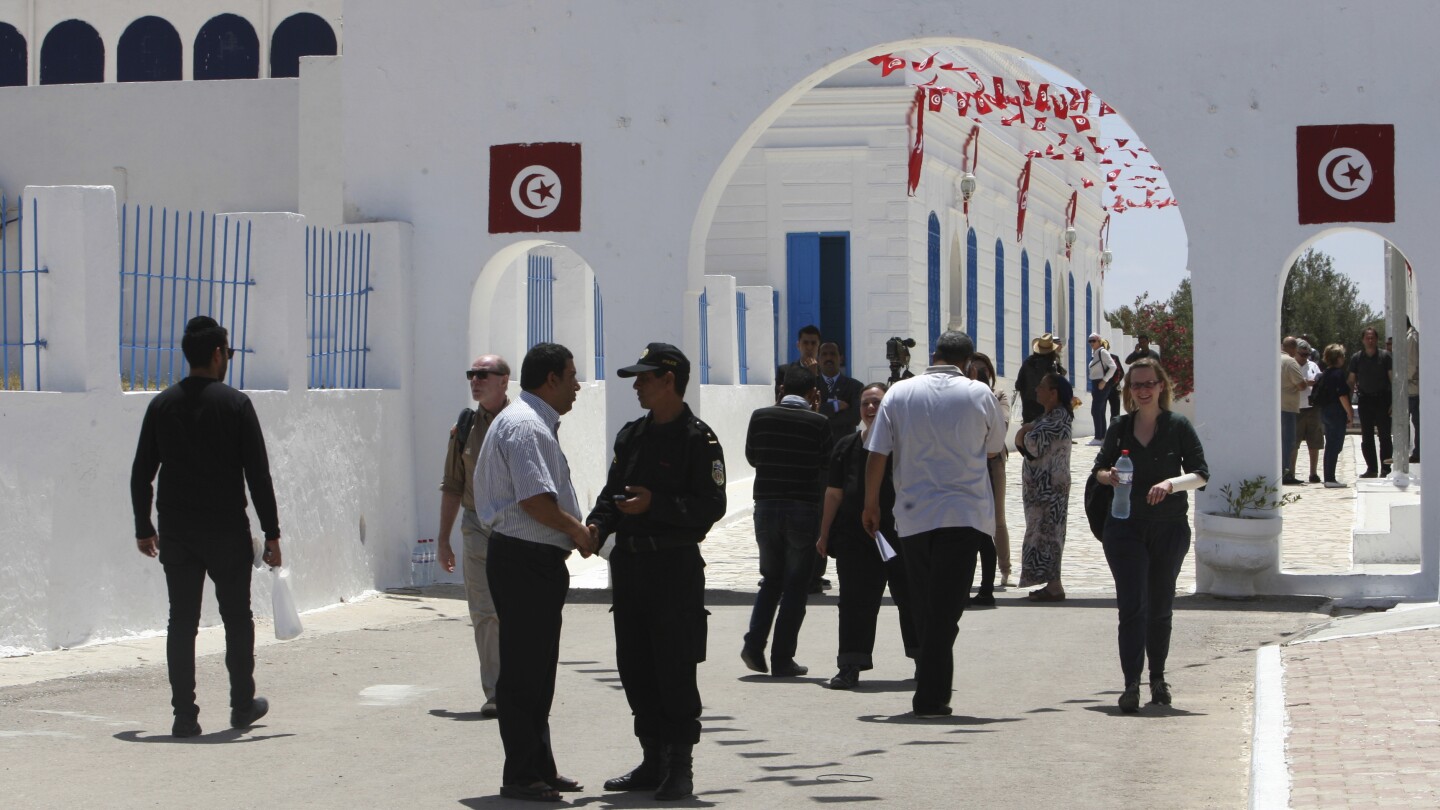 ТУНИЗ Тунис AP — тунизийските евреи които организират годишно поклонение