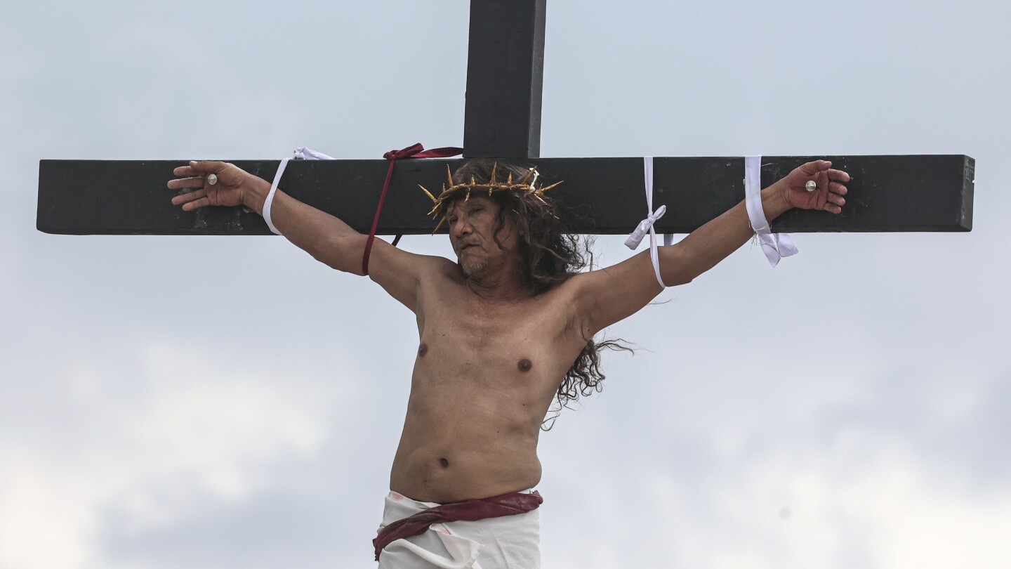 Good Friday: Filipino villager to be nailed to a cross to pray for world peace