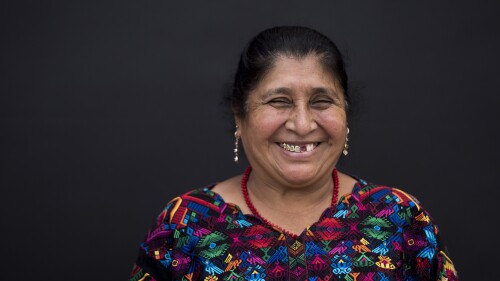 María Rosita Yoc Suruy posa para retratos en San Juan Comalapa, Guatemala, el martes 20 de junio de 2023. La ama de casa de 56 años dijo que planea votar en la carrera presidencial el 25 de junio, aunque no ha decidido completamente por quién votará. .  (Foto AP/Moisés Castillo)