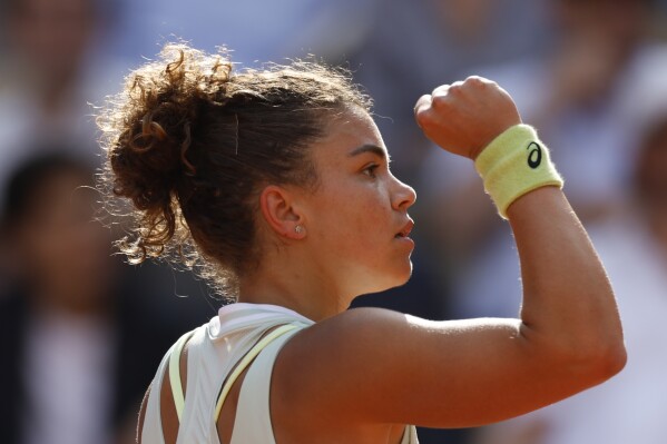 Italy's Jasmine Paolini reacts during her semifinal match of the French Open tennis tournament against Russia's Mirra Andreeva at the Roland Garros stadium in Paris, Thursday, June 6, 2024. (AP Photo/Jean-Francois Badias)