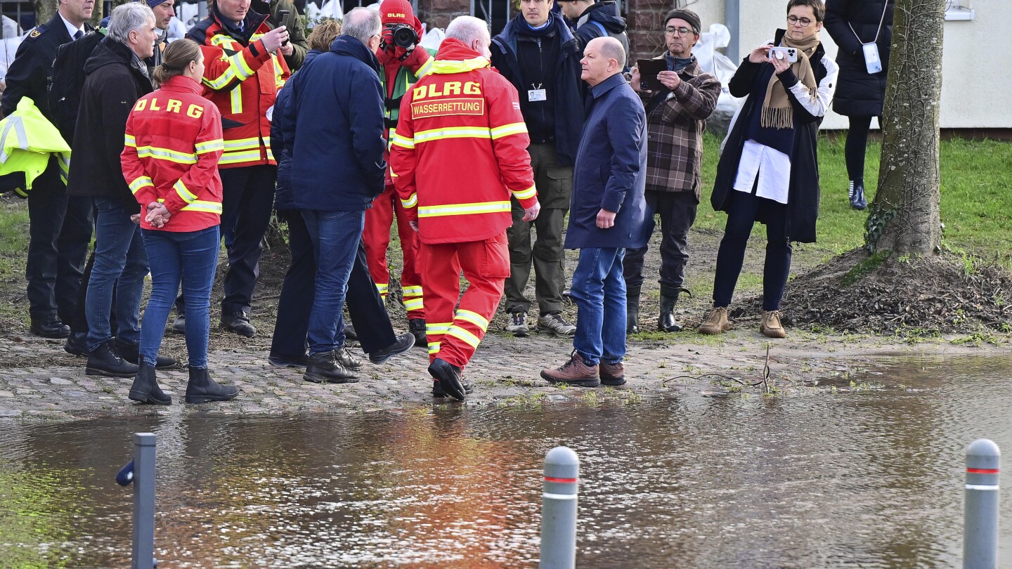 Германският канцлер обиколи наводнените региони в северозападната част, похвали властите и доброволците