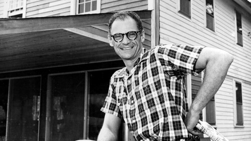 FILE - Penulis drama Arthur Miller berpose di depan rumah pertaniannya, tempat ia tinggal bersama istri aktrisnya, di Roxbury, Conn., 7 Agustus 1958. Studio Miller, yang awalnya dibangun di bekas rumahnya di Roxbury, adalah tempat ia menulis dan merevisi berbagai drama, otobiografinya "Timebend," dan skenario untuk film "Ketidakcocokan" Dan "Crucible." Dewan Studio Penulisan Arthur Miller, bersama dengan putri Miller Rebecca Miller, berharap dapat mengumpulkan $ 1 juta untuk memulihkan struktur studio sederhana, memindahkannya ke perpustakaan lokal terdekat, dan membuat program yang akan menginspirasi penulis lain.  (Foto AP, File)