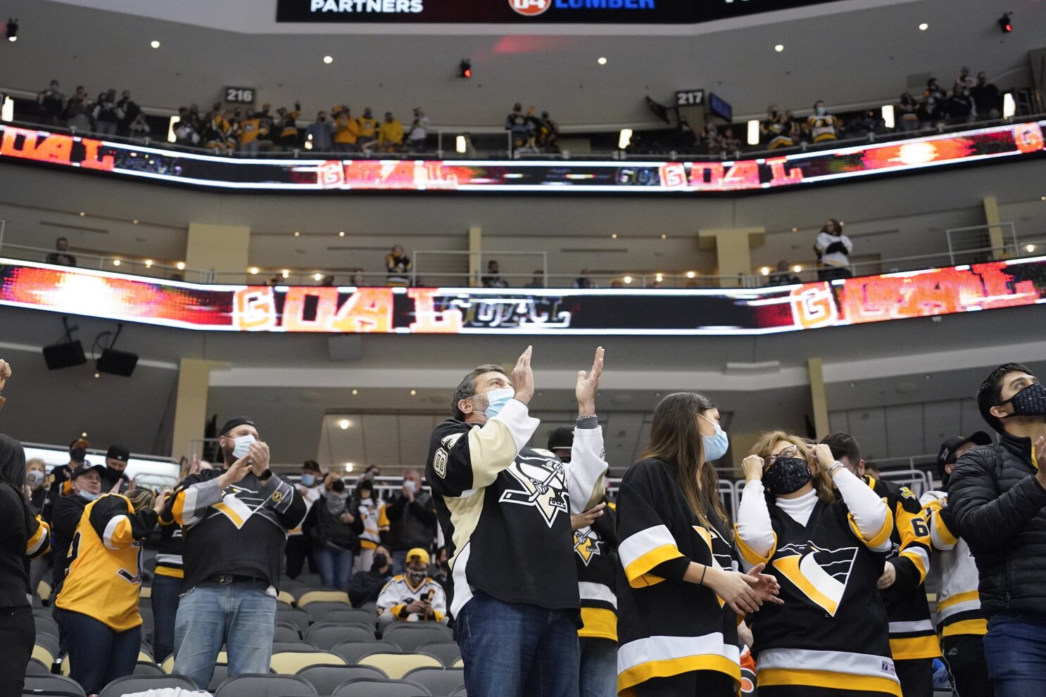 Kapanen scores twice; Pens welcome back fans with 5-2 win - The