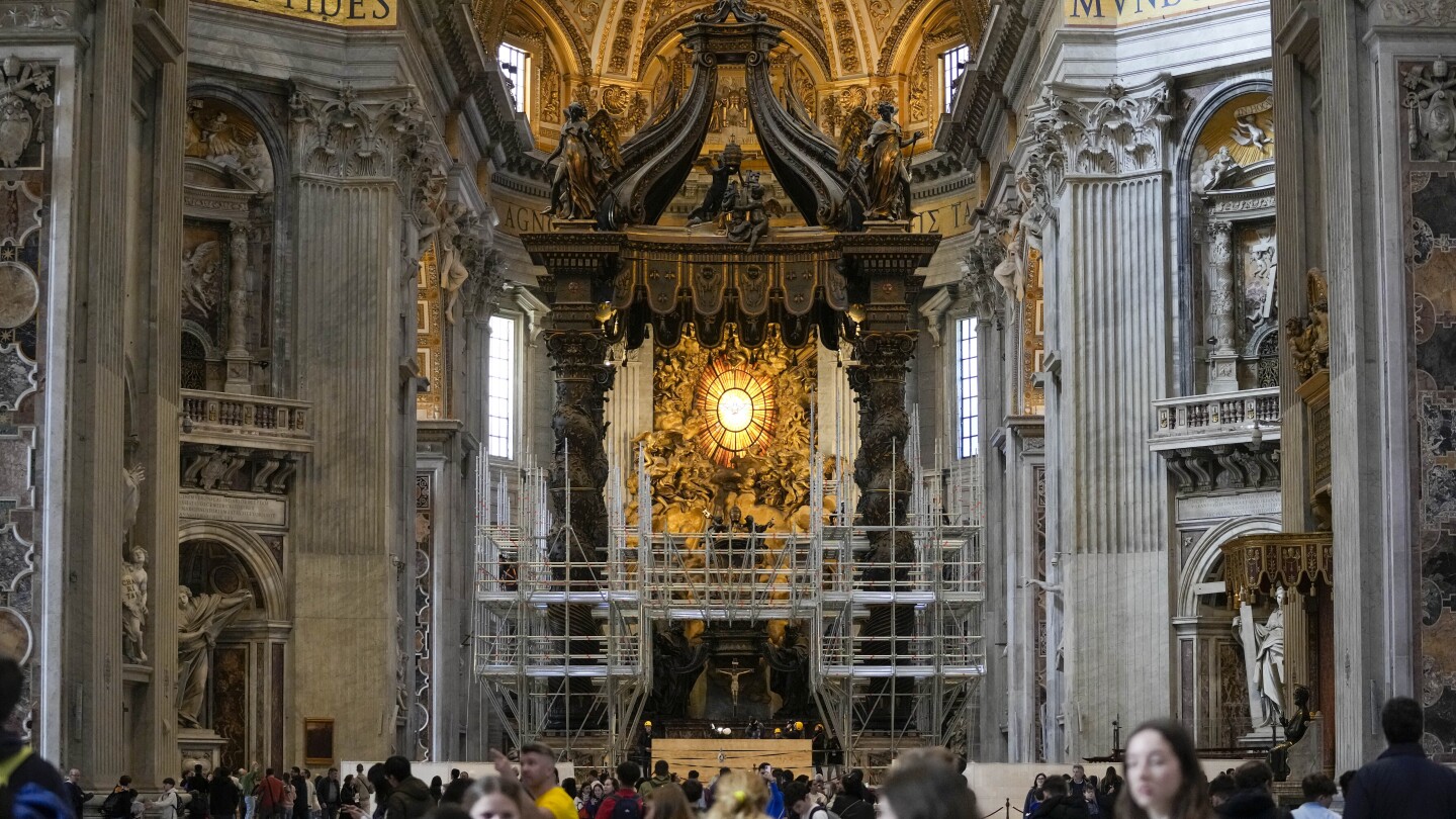 Ватикана задържа бивш служител, за когото се твърди, че се е опитал да продаде обратно ръкопис на балдахина на базиликата на Бернини