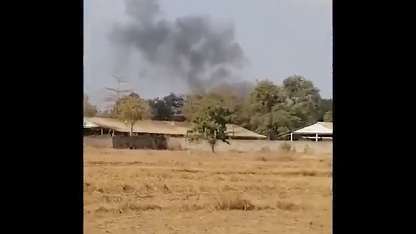 Експлозия на боеприпаси в база на камбоджанската армия уби 20 войници, но причината за нея е неясна