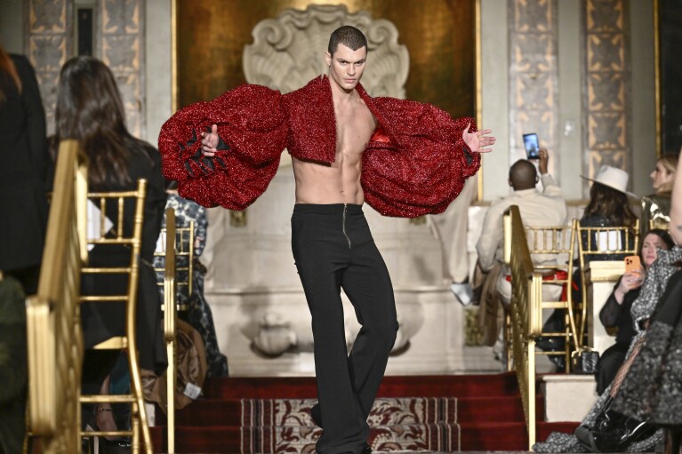 Modelka idzie po wybiegu podczas pokazu Christian Siriano jesień/zima 2024 w The Plaza Hotel podczas New York Fashion Week, czwartek, 8 lutego 2024 r. w Nowym Jorku.  (Zdjęcie: Evan Agostini/Invision/AP)