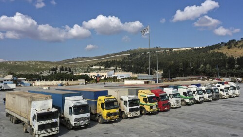 DATEI – Lastwagen, beladen mit humanitärer Hilfe der Vereinten Nationen für Syrien nach einem verheerenden Erdbeben, parken am 10. Februar 2023 am Grenzübergang Bab al-Hawa zur Türkei in der syrischen Provinz Idlib. Am Dienstag, dem 11. Juli 2023, scheiterte der UN-Sicherheitsrat daran, den Grenzübergang Bab al-Hawa von der Türkei aus in den von der Opposition kontrollierten Nordwesten Syriens zu erneuern.  (AP Photo/Ghaith Alsayed, Datei)