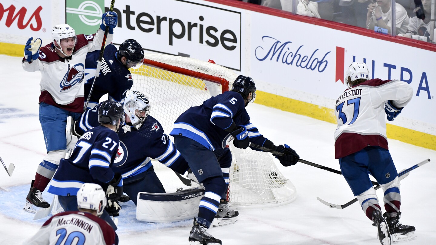 Играчите от НХЛ усъвършенстват изкуството на банковия удар чрез рикошет от маските на вратарите