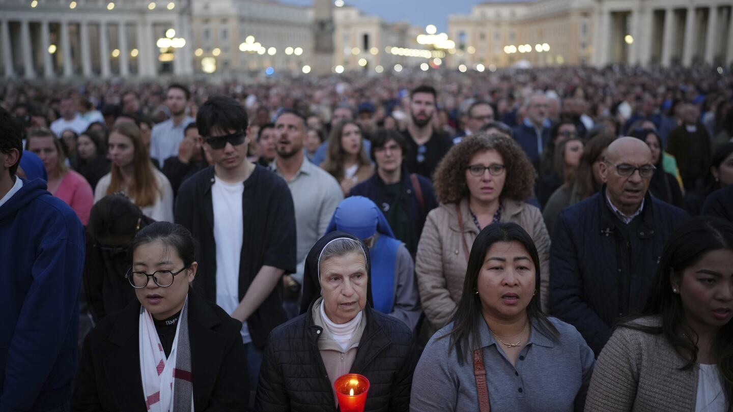 Vatican City AP Кардиналите ще се срещнат във вторник във