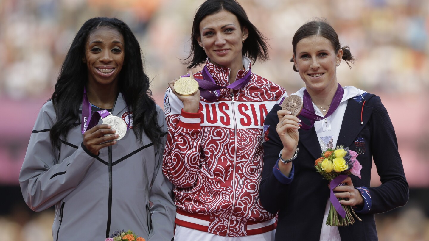 Dwanaście lat później amerykańska olimpijka przez płotki Lasinda Demos odbierze złoty medal podczas ceremonii w Paryżu