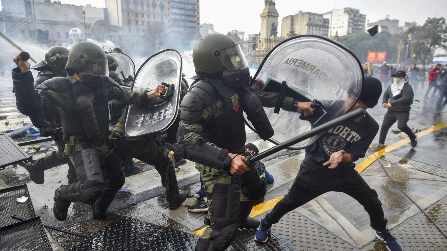 При първоначална победа за президента на Аржентина Милей, сенаторите одобриха ключовите му законопроекти след бурни протести