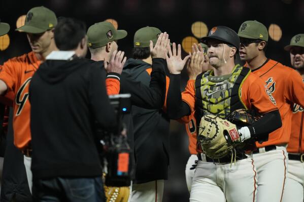 Giants rally against Alcantara in 6th, beat Marlins 4-3