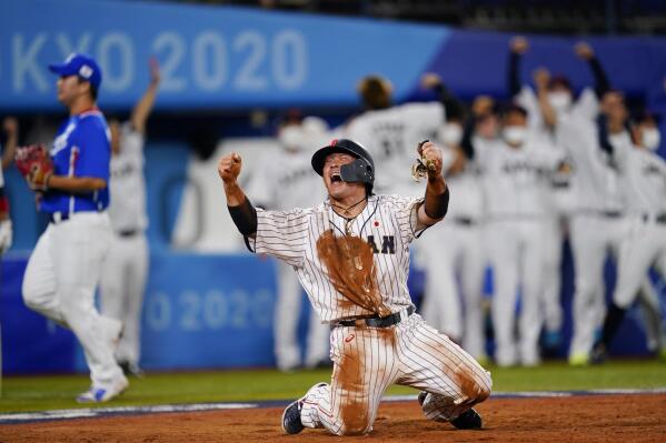 Munetaka Murakami belts a walk-off, two-run double off the wall