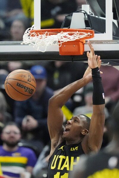 ARCHIVO - El escolta de los Utah Jazz, Kris Dunn, hace un mate contra los Toronto Raptors durante la segunda mitad de un partido de baloncesto de la NBA el viernes 12 de enero de 2024 en Salt Lake City.  Desde mediados de diciembre, el Jazz se ha clasificado entre los 10 mejores equipos de la NBA en rating ofensivo y entre los 15 primeros de la liga en rating defensivo.  Un factor que ha contribuido silenciosamente a este aumento ha sido el juego constante del base Kris Dunn.  (Foto AP/Rick Bowmer, archivo)