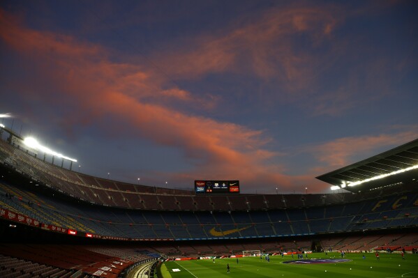 ARCHIVO - Una vista general del estadio Camp Nou mientras se pone el sol antes de un partido de La Liga de fútbol entre el Barcelona y el Valladolid en Barcelona, España, el 5 de abril de 2021. (AP Foto/Joan Monfort, Archivo)