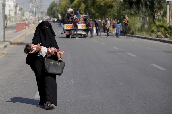 Người Palestine chạy trốn khỏi miền nam Dải Gaza trên phố Salah al-Din ở Bureij vào Chủ nhật, ngày 5 tháng 11 năm 2023. (Ảnh AP / Hatem Moussa)