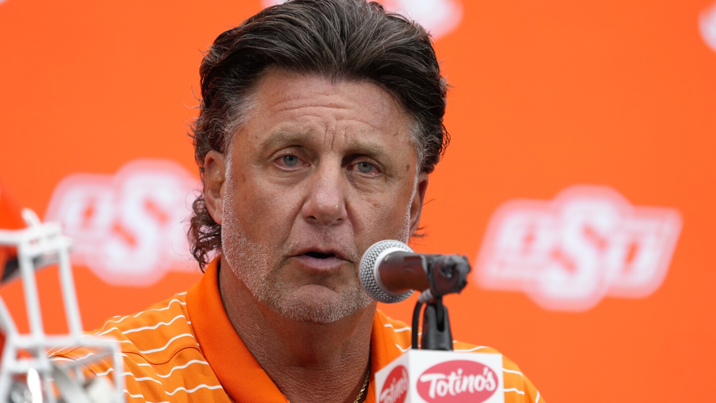 Oklahoma St.’s Gundy urges players: “Tell your agent to stop calling us and asking for more money.”