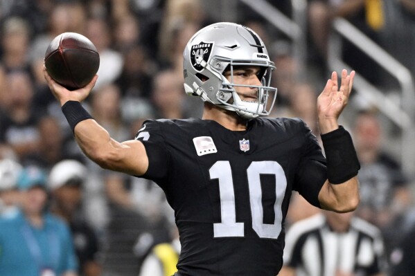 El quarterback de los Raiders de Las Vegas Jimmy Garoppolo lanza el balón en el encuentro ante los Steelers de Pittsburgh en domingo 24 de septiembre del 2023. (AP Foto/David Becker)