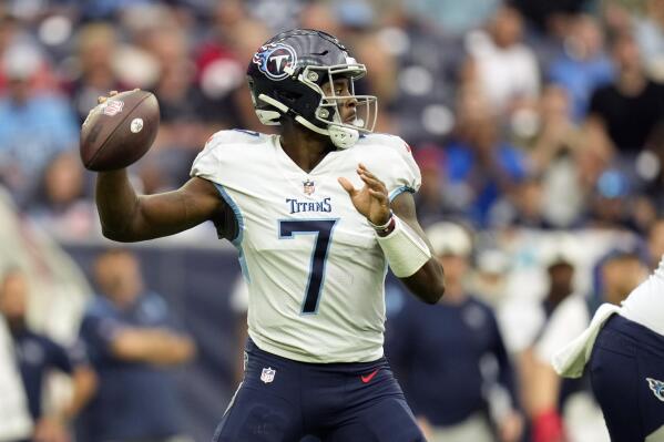 Henry runs for 219 yards, 2 TDs as Titans down Texans 17-10