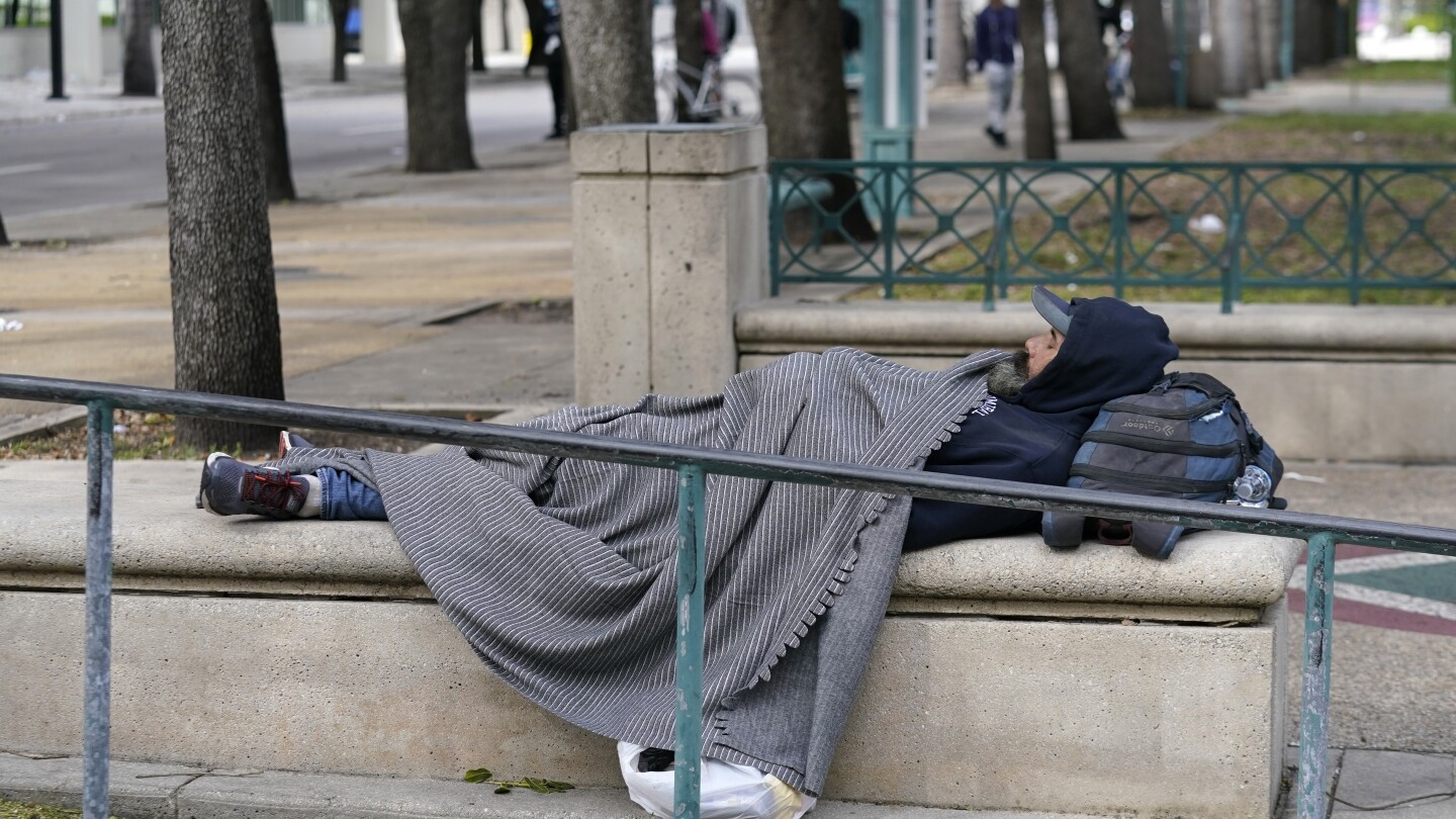 Бездомните във Флорида ще бъдат забранени да спят на обществени места съгласно подкрепения от ДеСантис закон