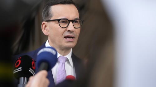 Premier Polski Mateusz Morawiecki przemawia do mediów po przybyciu do budynku Rady Europejskiej w Brukseli w piątek, 30 czerwca 2023 r., na szczyt UE.  Przywódcy Unii Europejskiej kończą w piątek dwudniowy szczyt, na którym będą rozmawiać o Ukrainie.  Migracja i Chiny.  (AP Photo/Virginia Mayo)