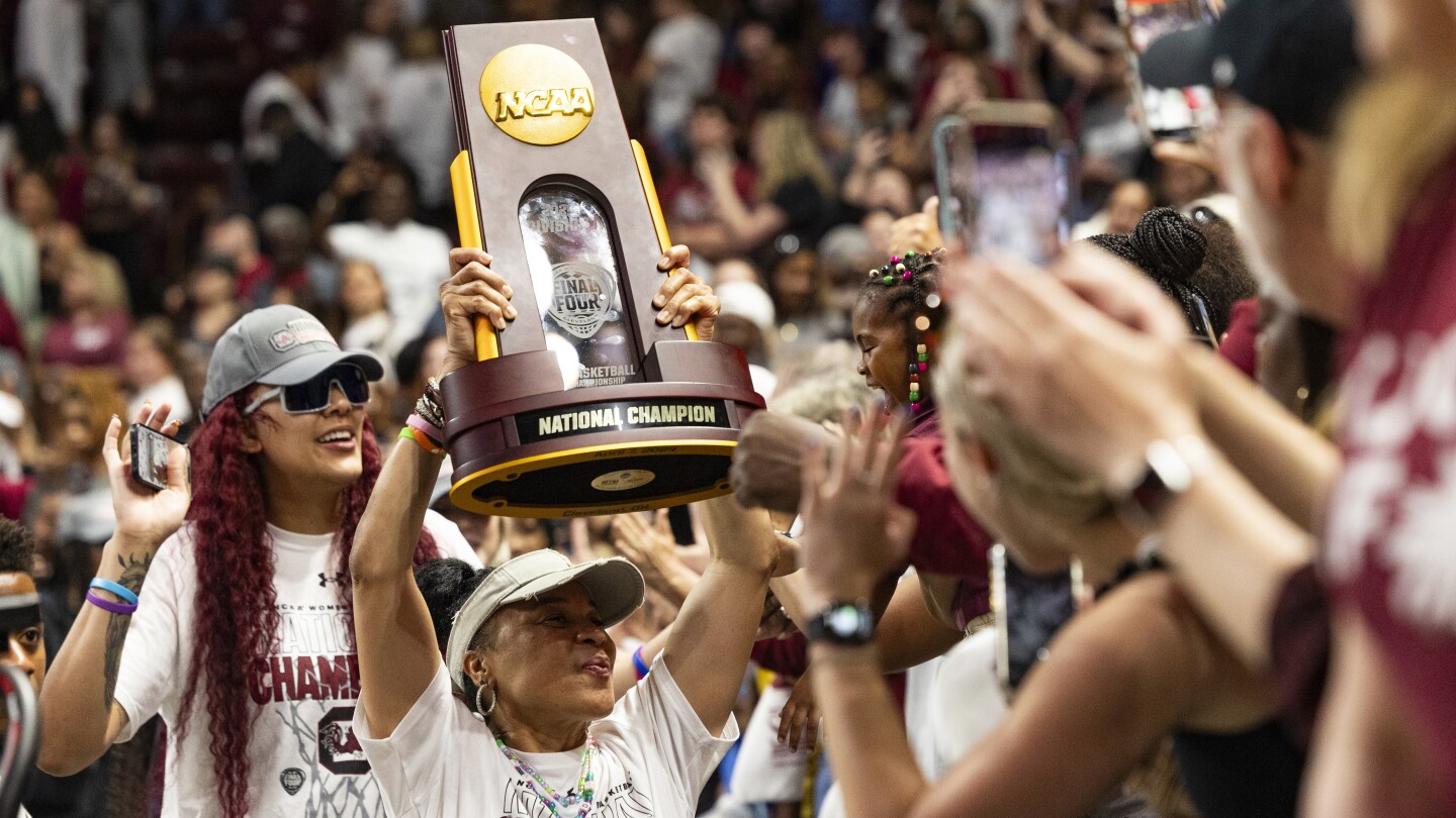 Доун Стейли и нейният шампион на NCAA от Южна Каролина Gamecocks отпразнуваха с парад и митинг