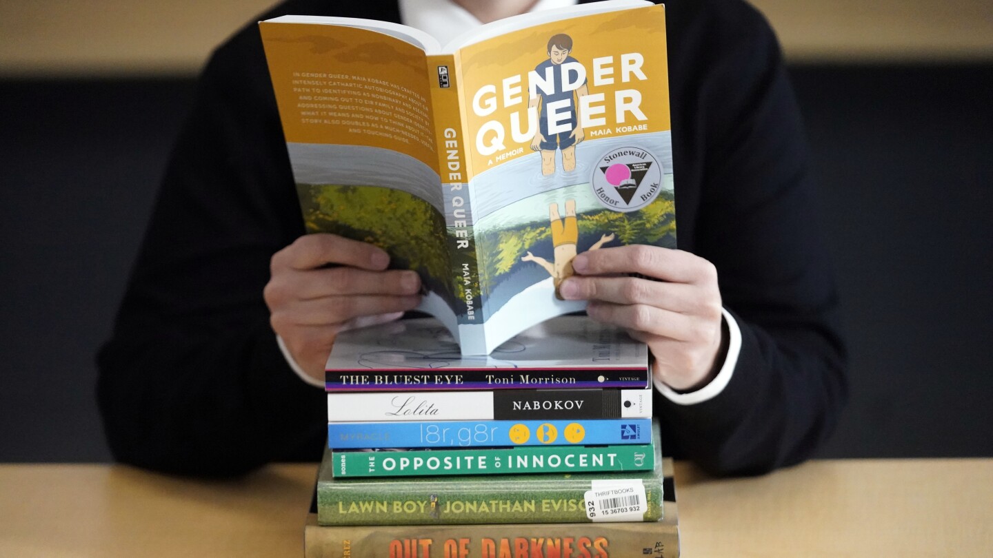 „Gender Queer“ на Maia Kobabe оглавява списъка на най-критикуваните библиотечни книги за трета поредна година