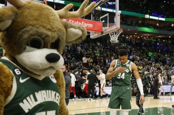 Bucks fans up early to buy new championship Bucks gear