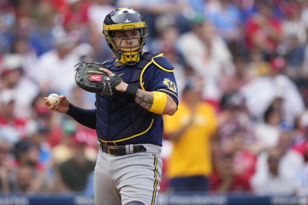 FILE - Milwaukee Brewers catch Victor Caratini looks to first during the team's baseball game against the Philadelphia Phillies on July 20, 2023, in Philadelphia. Caratini and the Houston Astros agreed Tuesday, Dec. 5, to a $12 million, two-year contract, a person familiar with the deal told 鶹ýapp. The person spoke on condition of anonymity because the agreement was subject to a successful physical and had not been announced. Caratini can earn additional performance bonuses. (APPhoto/Matt Slocum, File)