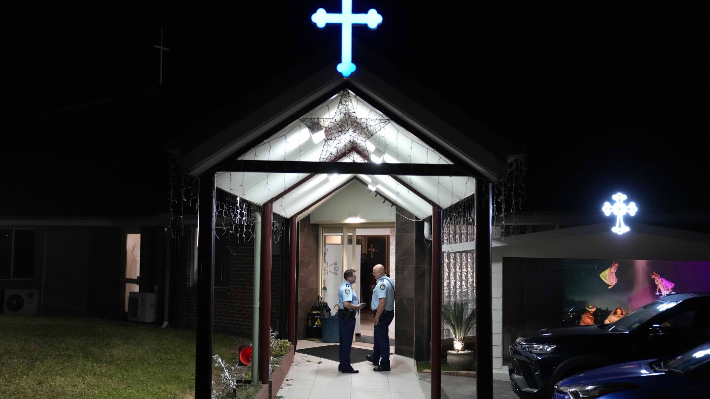 Para jamaah menyaksikan seorang uskup ditikam di sebuah gereja di Sydney