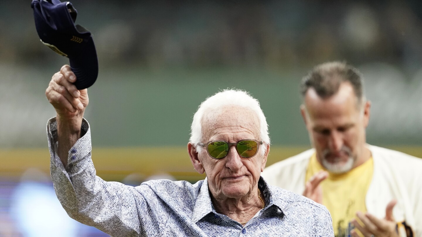 'Mr. Baseball' Bob Uecker, Brewers announcer, dies at 90
