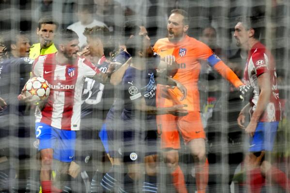 Atletico Madrid's goalkeeper Jan Oblak, 2nd right, argues with players of Manchester City during the Champions League quarterfinal second leg soccer match between Atletico Madrid and Manchester City at Wanda Metropolitano stadium in Madrid, Spain, Wednesday, April 13, 2022. (AP Photo/Manu Fernandez)