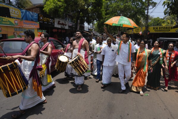 Abdul Salam, o único candidato muçulmano do partido governante Bharatiya Janata, faz campanha em Malappuram, no estado de Kerala, no sul da Índia, em 24 de abril de 2024. (AP Photo/Manish Swarup)