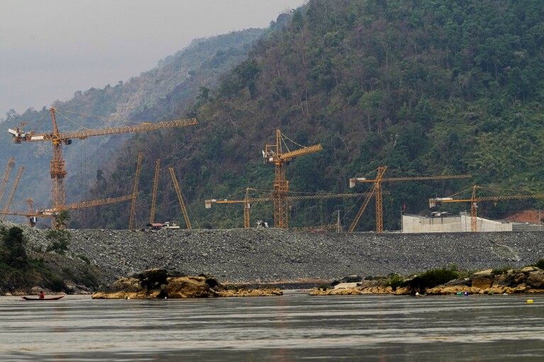 Un pescador pesca en el río Mekong frente al sitio de construcción de la presa de Luang Prabang en Luang Prabang, Laos, el domingo 28 de enero de 2024. (Foto AP/Sakchai Lalit)