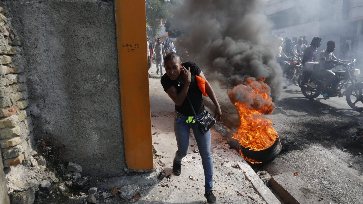 ПОРТ О ПРЕНС Хаити AP — Полицията уби най малко четирима въоръжени агенти