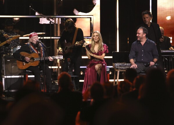Willie Nelson balról, Sheryl Crow és Dave Matthews fellép a Rock and Roll Hall of Fame beiktatási ceremóniáján 2023. november 3-án, pénteken a New York-i Barclays Centerben.  (Fotó: Andy Krupa/Invision/AP)