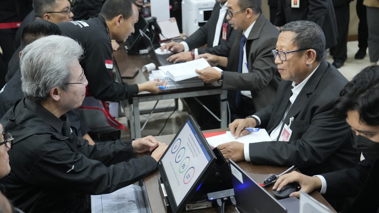 Kandidat presiden Indonesia yang kalah menuntut pemilihan ulang dan mengklaim adanya penipuan