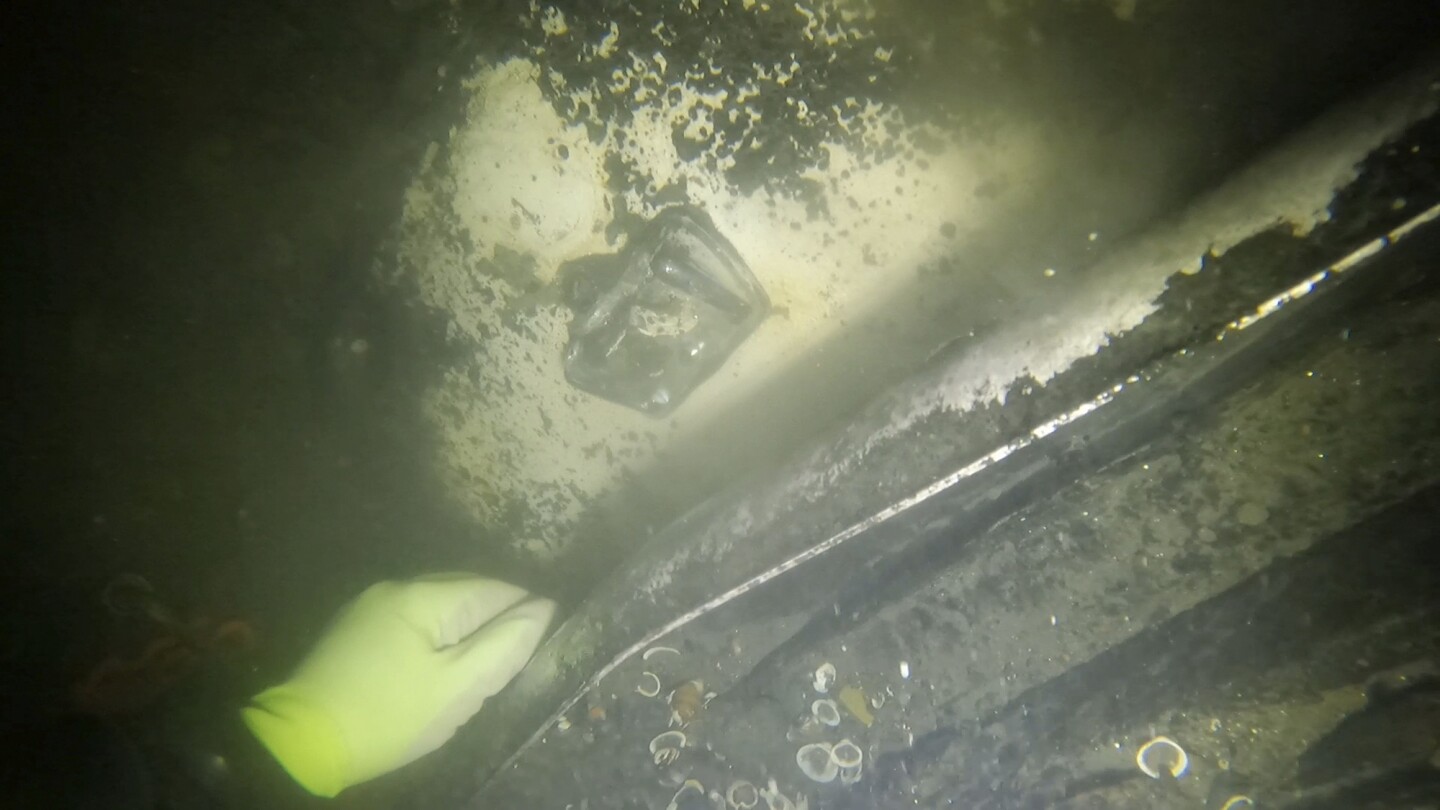 Car being pulled from Columbia River might have belonged to Oregon family that vanished in 1958