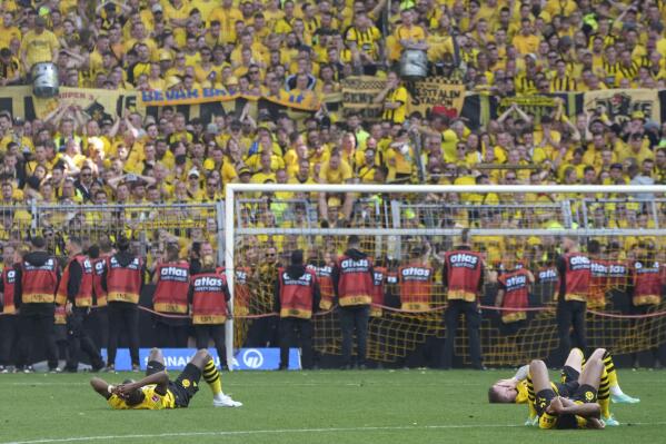 Borussia Dortmund win 4-2 at Freiburg in crazy game - anews