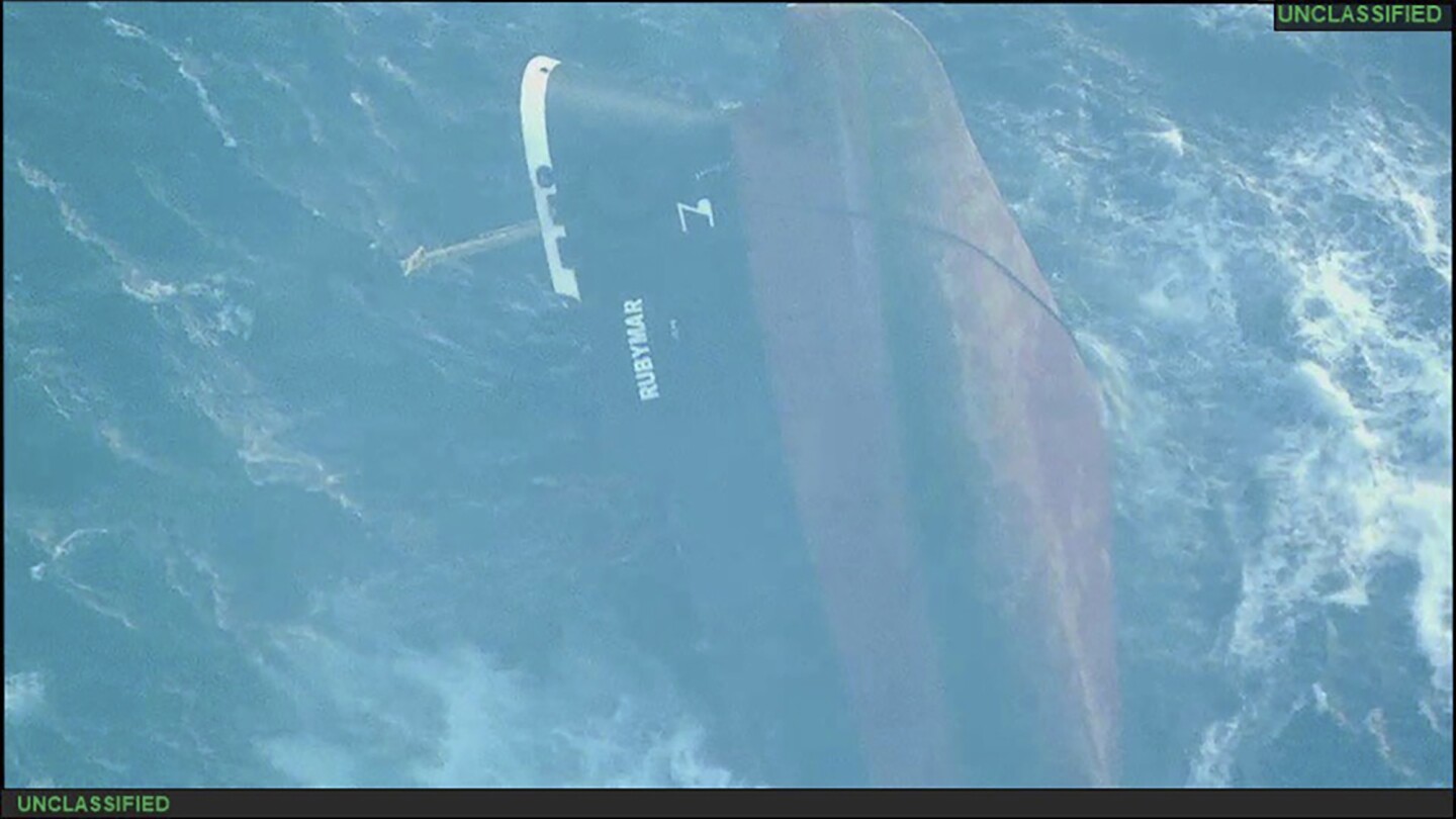 Photo of Drei Datenkabel wurden im Roten Meer durchtrennt, als die Houthis weitere Angriffe auf die lebenswichtige Wasserstraße starteten