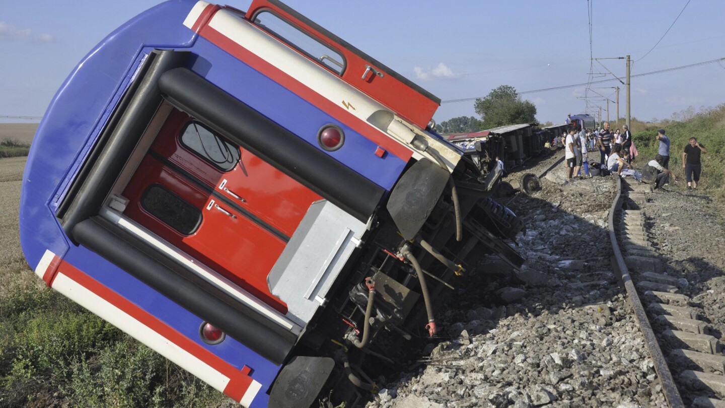 Турски железопътни служители осъдени на повече от 108 години затвор за катастрофа, оставила 25 жертви