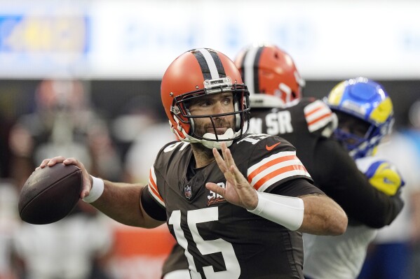 Joe Flacco is likely to remain the Browns' starting QB for their playoff  push after his strong debut | AP News