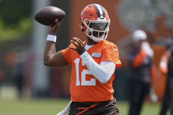 Cleveland Browns quarterback Shedeur Sanders (12) throws during NFL football practice in Berea, Ohio, Wednesday, June 4, 2025. (AP Photo/Sue Ogrocki)
