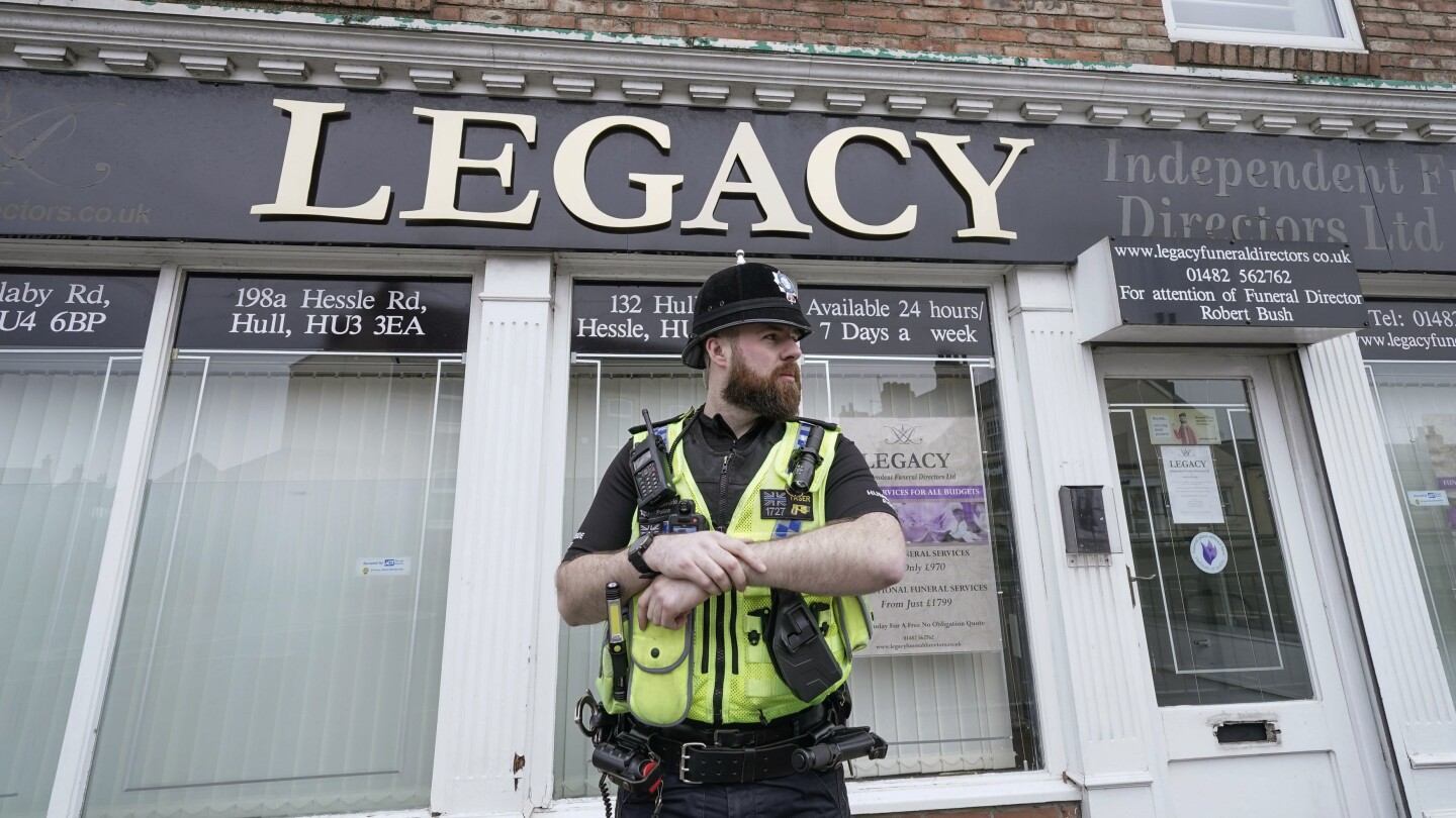 Полицията извади 34 тела от погребален дом в Англия и арестува 2 за измама и предотвратяване на погребение