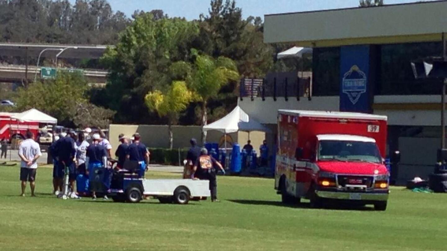 Chargers ‘Royal berangkat dari lapangan dengan ambulans
