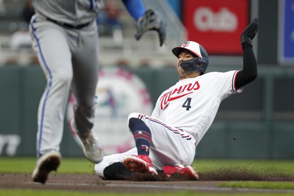 Byron Buxton of Minnesota Twins hit by pitch, leaves with bruised