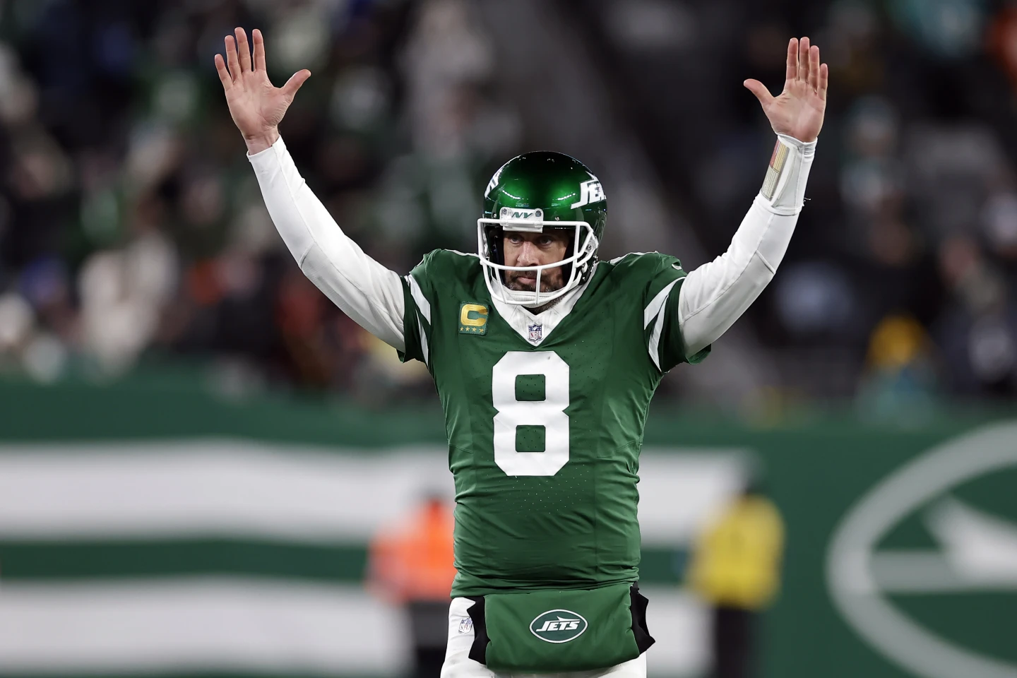 Aaron Rodgers sonríe durante un partido en Miami en 2024