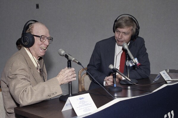 FILE - Red Barber, left, appears with NPR's Bob Edwards on Oct. 22, 1992. Edwards, the news anchor many Americans woke up to as founding host of National Public Radio's 鈥淢orning Edition鈥� for nearly a quarter-century, has died. NPR said he died Saturday at age 76, (AP Photo, File)