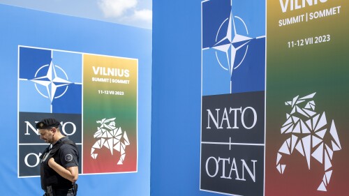 FAILAS – 2023 m. liepos 9 d., Vilniuje, NATO viršūnių susitikimo vietoje, apsaugininkas eina pro ženklą. Kai Švedija kartu su Suomija pateikė paraišką dėl narystės NATO, abi tikėjosi greito stojimo proceso, tačiau daugiau nei po metų Švedija vis dar dalyvauja laukimo salės aljansas.  Naujiems įrašams turi pritarti visos esamos narės, o NATO lyderiams renkantis Vilniuje vyksiančiam viršūnių susitikimui, Švedija pasigenda žalios šviesos iš dviejų šalių: Turkijos ir Vengrijos.  (AP nuotr./Mindaugas Kulbis, failas)