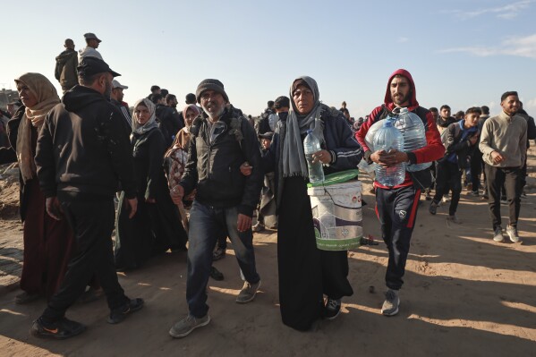 displaced palestinians arrive in the northern gaza strip, following israel's decision to allow thousands of them to go back for the first time since the early weeks of the 15-month war with hamas, monday, jan. 27, 2025. (ap photo/abed hajjar)